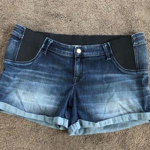 Woman’s maternity shorts